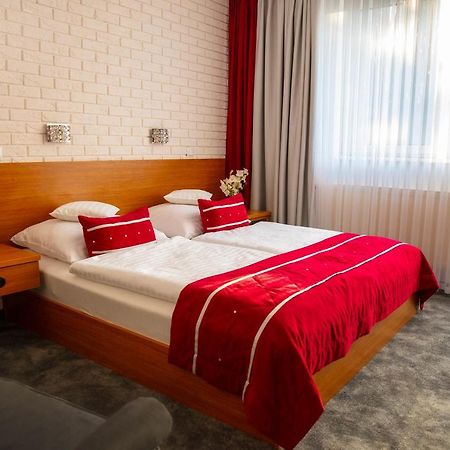 Motel 2000 Steszew Экстерьер фото