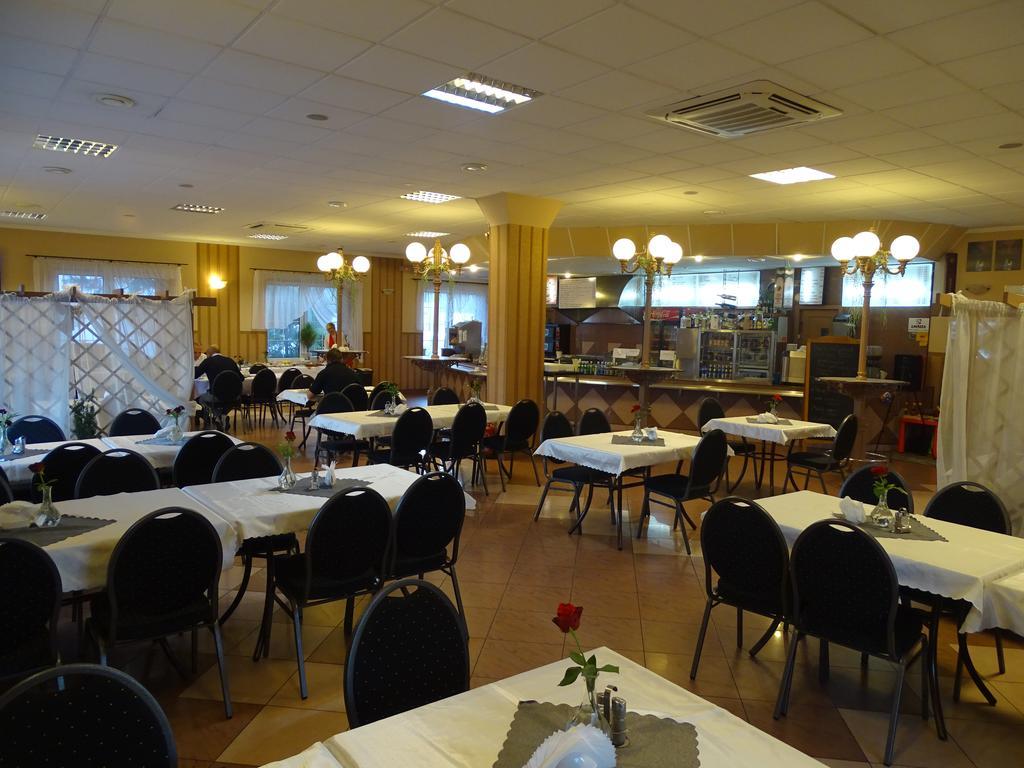 Motel 2000 Steszew Экстерьер фото