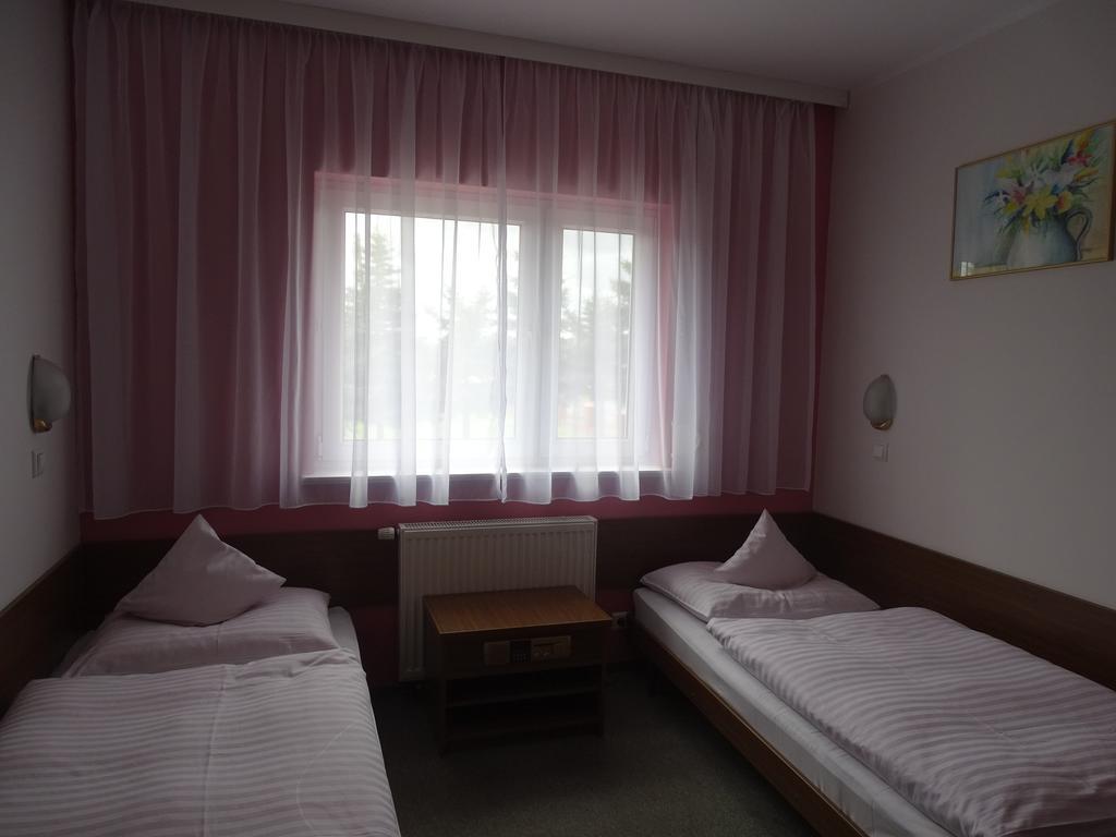 Motel 2000 Steszew Экстерьер фото