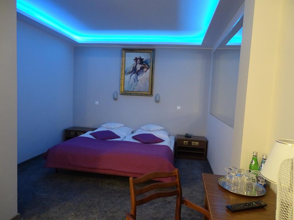 Motel 2000 Steszew Экстерьер фото