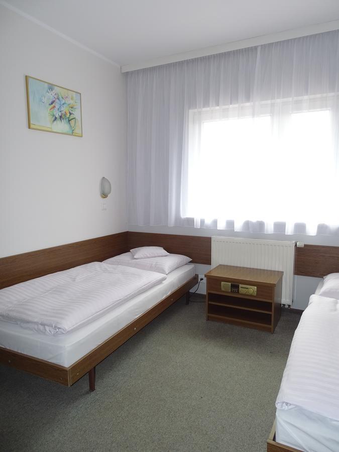 Motel 2000 Steszew Экстерьер фото