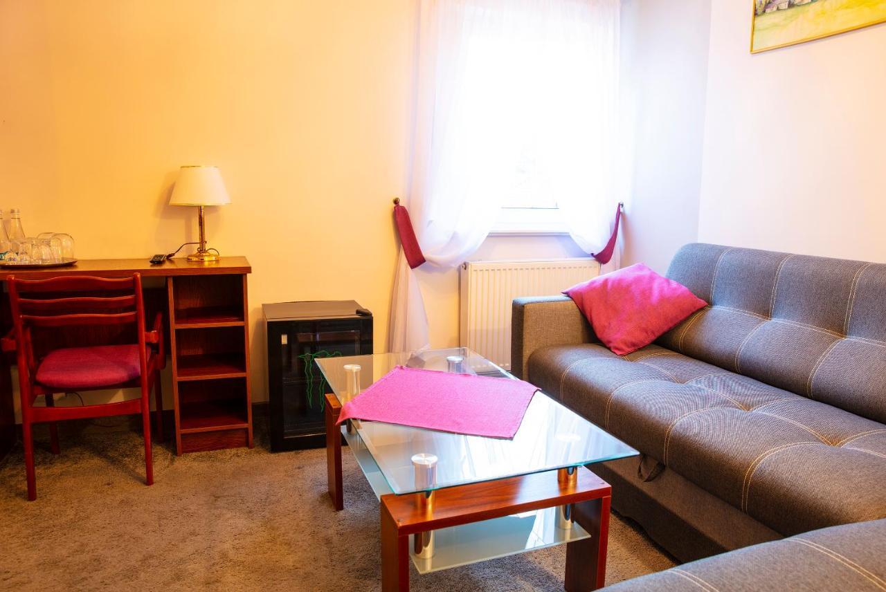 Motel 2000 Steszew Экстерьер фото