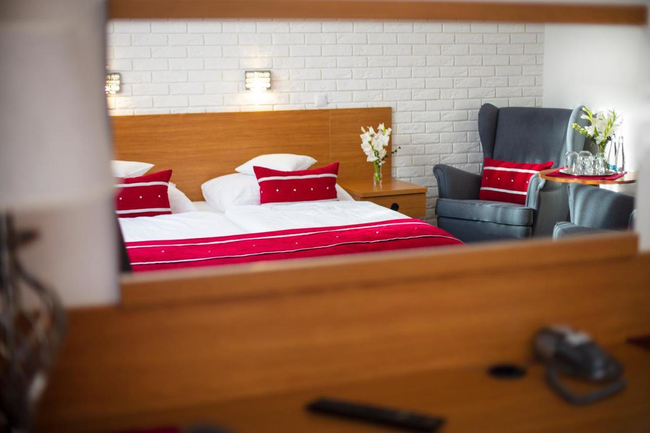 Motel 2000 Steszew Экстерьер фото