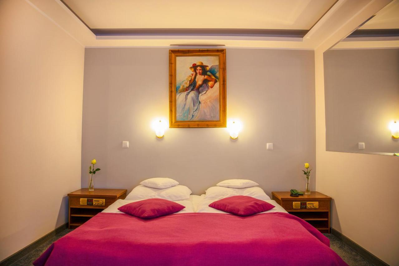 Motel 2000 Steszew Экстерьер фото