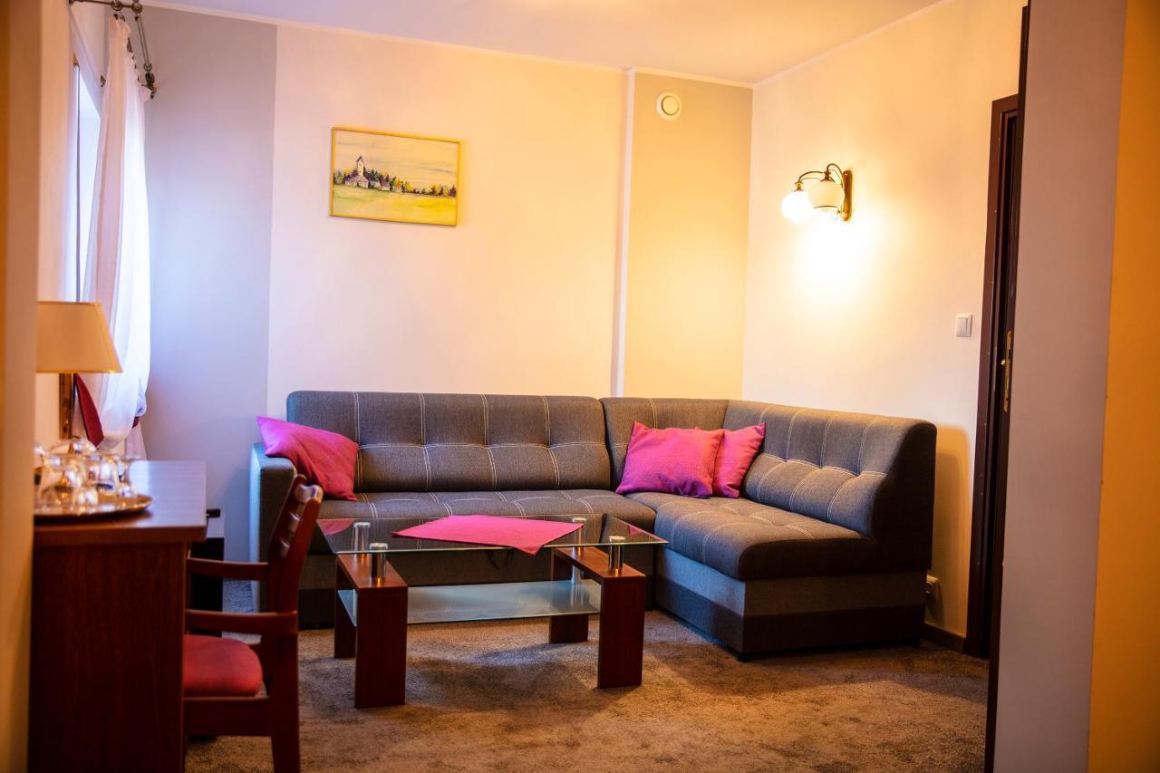 Motel 2000 Steszew Экстерьер фото